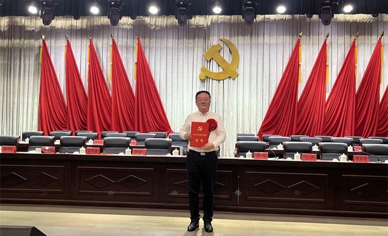 喜報！東信醫(yī)藥總經(jīng)理李建軍榮獲“區(qū)優(yōu)秀共產(chǎn)黨員”稱號